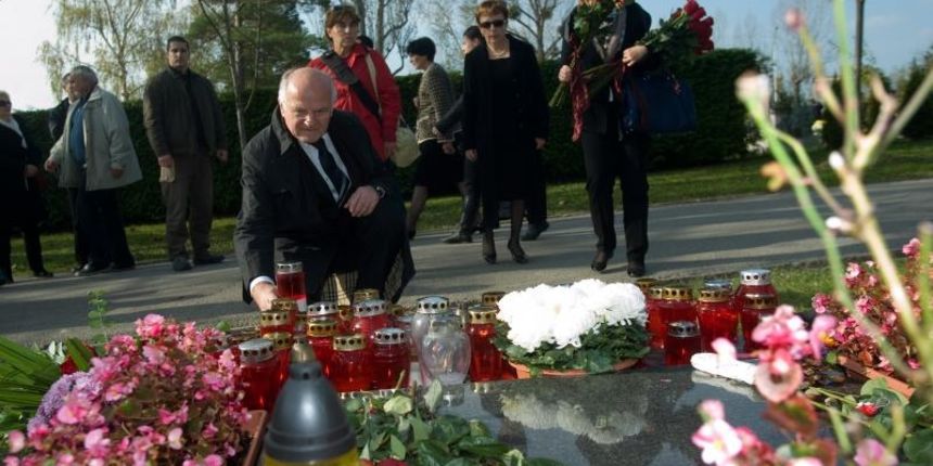 01.11.2014., Mirogoj, Zagreb – Predsjednik Hrvatskog sabora Josip Leko posjetio grob prvog predsjednika SDP-a Ivice Racana na blagdan Svih svetih. Photo: Daniel Kasap/PIXSELL 01.11.2014., Mirogoj, Zagreb – Predsjednik Hrvatskog sabora Josip Leko posjetio grob prvog predsjednika SDP-a Ivice Racana na blagdan Svih svetih. Photo: Daniel Kasap/PIXSELL