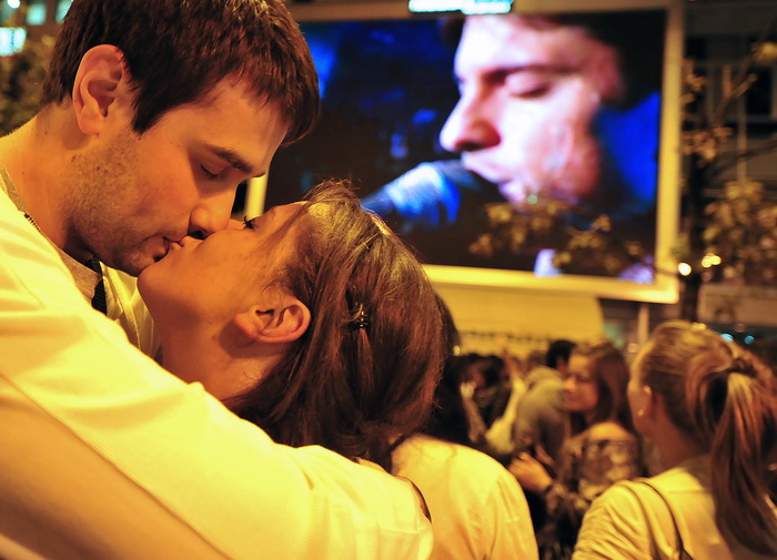 Skopje, 061011.
Fanovi megazvijezde Tose Proeskog i dalje obiljezavaju 5 listopad, dan kada je odrzao svoj posljednji koncert u Skopju.Tim se povodom na trgu ‘Makedonija’ u Skopju odrzala tradicionalna manifestacija ‘Zvjezdano nebo za Tosu’ koja je tra Skopje, 061011.
Fanovi megazvijezde Tose Proeskog i dalje obiljezavaju 5 listopad, dan kada je odrzao svoj posljednji koncert u Skopju.Tim se povodom na trgu ‘Makedonija’ u Skopju odrzala tradicionalna manifestacija ‘Zvjezdano nebo za Tosu’ koja je tra