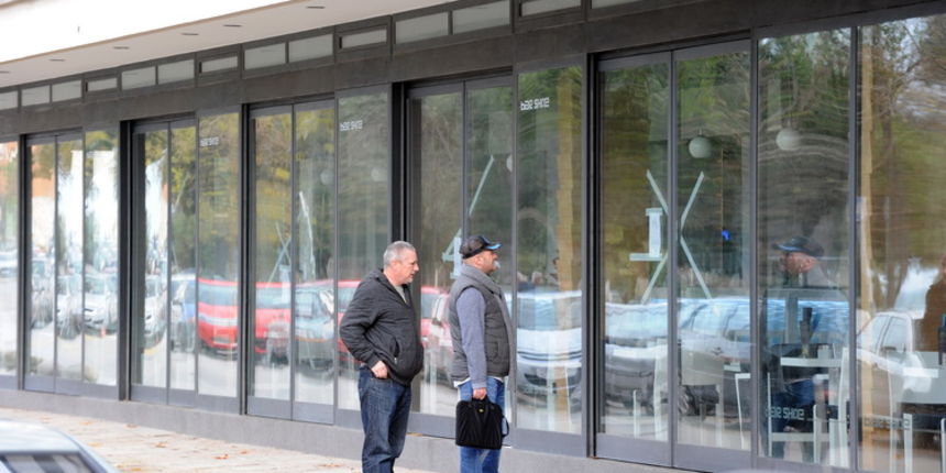 Zadar, 081210.
Poznati Zadarski kafic Shine koji se nalazi na Obali kralja Petra Kresimira jucer je zatvorila sanitarna inspekcija.
Foto: Andrija Lucic / CROPIX