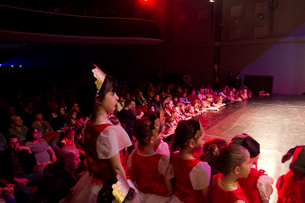 Plesna čestitka Zadarskog plesnog ansambla, Foto: Leo Banić Plesna čestitka Zadarskog plesnog ansambla, Foto: Leo Banić