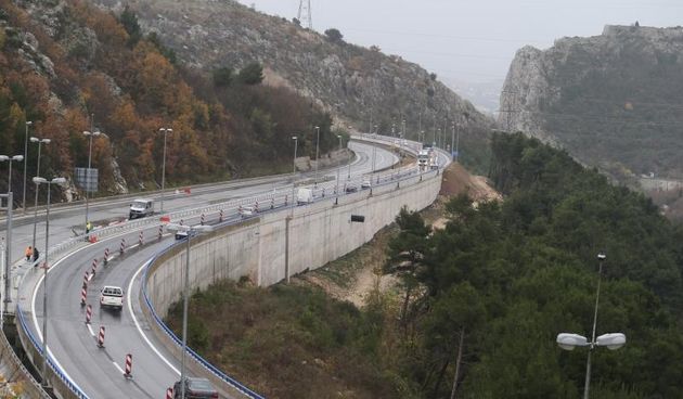 Asfaltiran i preostali dio brze ceste Solin-Klis. Nakon sto je dijelom vikenda brza cesta bila zatvorena, promet je ponovno uspostavljen. Napokon je asfaltiran i preostali zapadni profil ceste pored Klisa. Nakon zavrsetka preostalih radova uskoro bi se ce