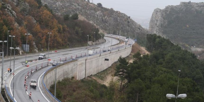 Asfaltiran i preostali dio brze ceste Solin-Klis. Nakon sto je dijelom vikenda brza cesta bila zatvorena, promet je ponovno uspostavljen. Napokon je asfaltiran i preostali zapadni profil ceste pored Klisa. Nakon zavrsetka preostalih radova uskoro bi se ce Asfaltiran i preostali dio brze ceste Solin-Klis. Nakon sto je dijelom vikenda brza cesta bila zatvorena, promet je ponovno uspostavljen. Napokon je asfaltiran i preostali zapadni profil ceste pored Klisa. Nakon zavrsetka preostalih radova uskoro bi se ce