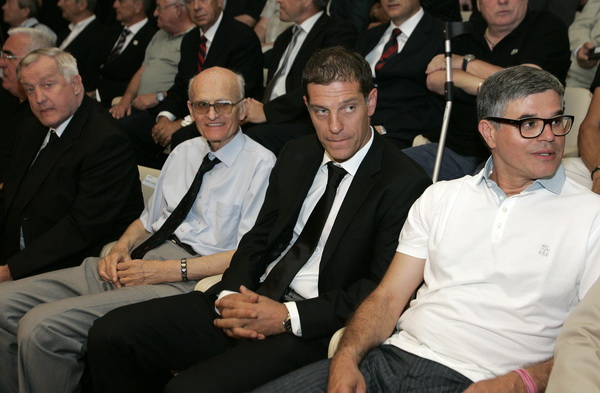 Split, 270611.
Danas je u kino sali na poljudskom stadionu odrzana komemoracija za preminulog Tomislava Ivica nogometnog trenera.
Zorislav Srebric, Ante Pavlovic, Slaven Bilic, Aljosa Asanovic
Foto: Jakov Prkic / Cropix Split, 270611.
Danas je u kino sali na poljudskom stadionu odrzana komemoracija za preminulog Tomislava Ivica nogometnog trenera.
Zorislav Srebric, Ante Pavlovic, Slaven Bilic, Aljosa Asanovic
Foto: Jakov Prkic / Cropix