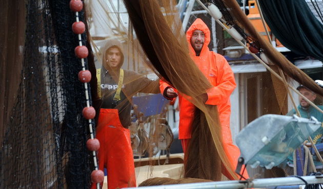 Zadar, 141212.
Mreze “koje zivot znace” treba ocistiti i pospremiti i nakon slabijeg ulova, i po ruznom vremenu.
Mozda ce se vec sutra sreca promijeniti i sunce zasjati za vrijedne ribare.
Na fotografiji: ribari.
Foto: Luka Gerlanc / CROPIX