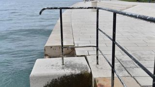 Nakon juga ostala oštećenja na zadarskoj rivi. Foto: Dino Stanin/PIXSELL