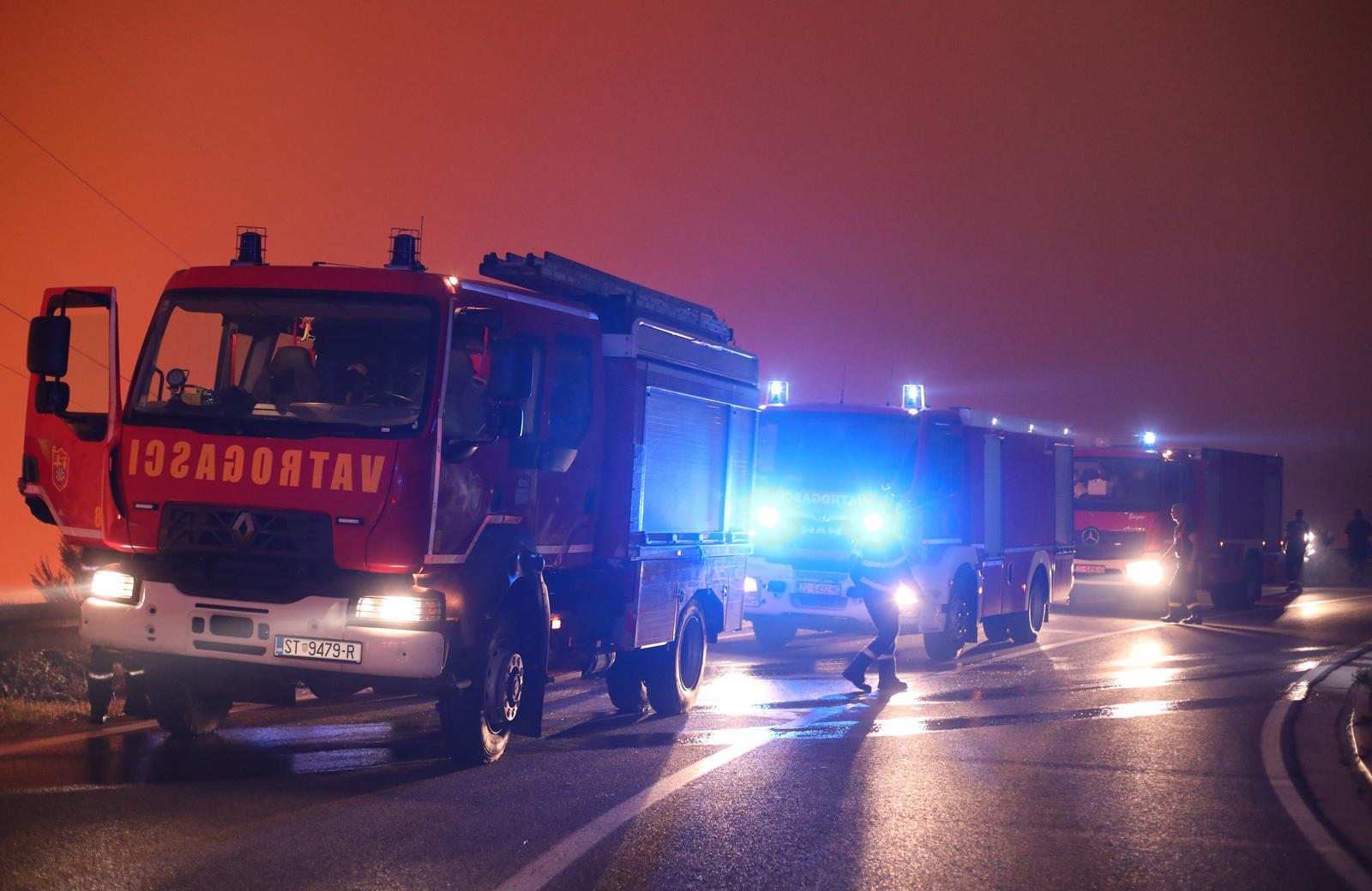 Tučepi: Požar se širi, zahvatio ranč i kuće, vatrogasci u akciji