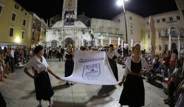 U sklopu najave Saljskih užanca defile Tovareće mužike prošao je uz gromoglasno trubljenje i bubnjanje kroz staru jezgru grada.