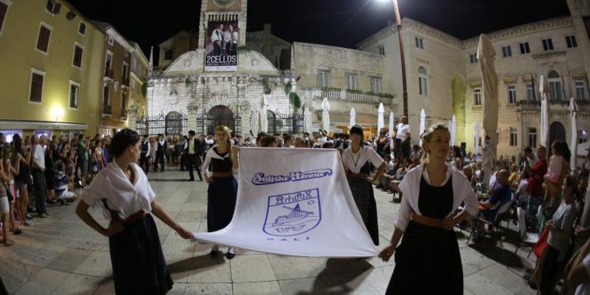 U sklopu najave Saljskih užanca defile Tovareće mužike prošao je uz gromoglasno trubljenje i bubnjanje kroz staru jezgru grada. U sklopu najave Saljskih užanca defile Tovareće mužike prošao je uz gromoglasno trubljenje i bubnjanje kroz staru jezgru grada.