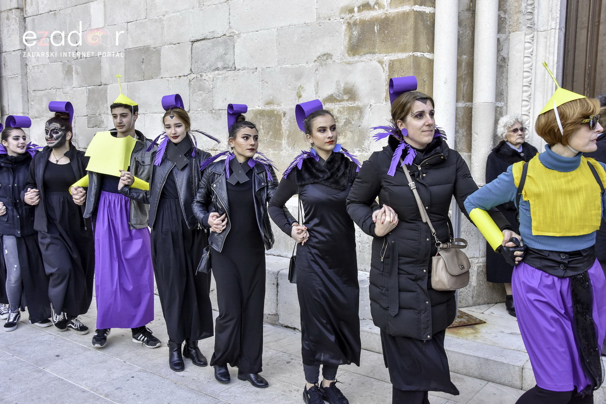 Paški zimski karneval 2018: Karnevalska povorka prošla ulicama grada do Pijace