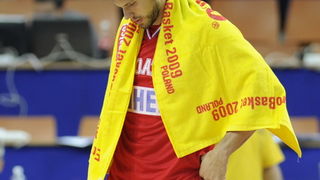 Katowice, 180909.
Dvorana Sport Arena Spodek.
Europsko prvenstvo u kosarci u Poljskoj, cetvrtfinale izmedju Slovenije i Hrvatske.
Na slici: Mario Stojic tuzan nakon poraza.
Foto: Drago Sopta  / CROPIX