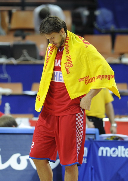 Katowice, 180909.
Dvorana Sport Arena Spodek.
Europsko prvenstvo u kosarci u Poljskoj, cetvrtfinale izmedju Slovenije i Hrvatske.
Na slici: Mario Stojic tuzan nakon poraza.
Foto: Drago Sopta  / CROPIX