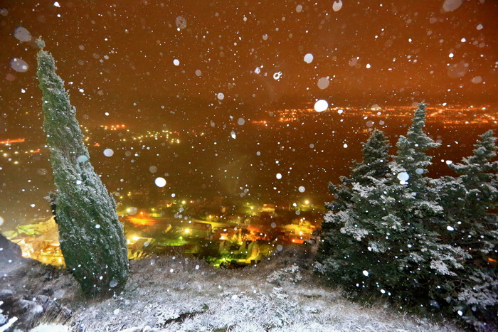 Klis, 101212. 
Ciklona Simenka je veceras donijela Snijeg nadomak Splita svega 4km zracne linije od Splita.
Na slici Snijeg na Klisu.
Foto: Zvonimir Barisin / CROPIX