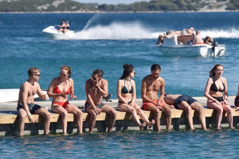 Lipe divojke dobro se zabavljaju na Love International festivalu