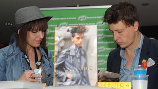 Zagreb,  2005 11.
15. tjedan mode poceo je u Hypo centru . Na Dreft Fashion Weeku, za sezonu jesen/zima 2011/2012. koji se odrzava od 19. do 21. svibnja u Hypo centru biti ce prezentirani podjednako hrvatski i inozemni dizajneri. 
Na slici:  Yvan Rodic, F