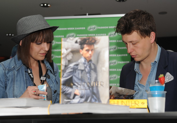 Zagreb,  2005 11.
15. tjedan mode poceo je u Hypo centru . Na Dreft Fashion Weeku, za sezonu jesen/zima 2011/2012. koji se odrzava od 19. do 21. svibnja u Hypo centru biti ce prezentirani podjednako hrvatski i inozemni dizajneri. 
Na slici:  Yvan Rodic, F