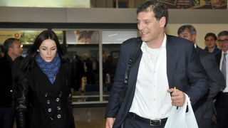 Zagreb, 121111.
Povratak hrvatske nogometne reprezentacije u Zracnu luku Pleso nakon kvalifikacijske utakmice za Europsko prvenstvo u kojoj su pobijedili Tursku za 3: 0. Docekalo ih je oko stotinjak vjernih navijaca.
Na slici: Slavena Bilica docekala je Zagreb, 121111.
Povratak hrvatske nogometne reprezentacije u Zracnu luku Pleso nakon kvalifikacijske utakmice za Europsko prvenstvo u kojoj su pobijedili Tursku za 3: 0. Docekalo ih je oko stotinjak vjernih navijaca.
Na slici: Slavena Bilica docekala je