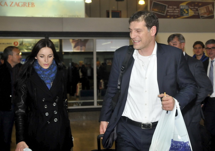 Zagreb, 121111.
Povratak hrvatske nogometne reprezentacije u Zracnu luku Pleso nakon kvalifikacijske utakmice za Europsko prvenstvo u kojoj su pobijedili Tursku za 3: 0. Docekalo ih je oko stotinjak vjernih navijaca.
Na slici: Slavena Bilica docekala je Zagreb, 121111.
Povratak hrvatske nogometne reprezentacije u Zracnu luku Pleso nakon kvalifikacijske utakmice za Europsko prvenstvo u kojoj su pobijedili Tursku za 3: 0. Docekalo ih je oko stotinjak vjernih navijaca.
Na slici: Slavena Bilica docekala je