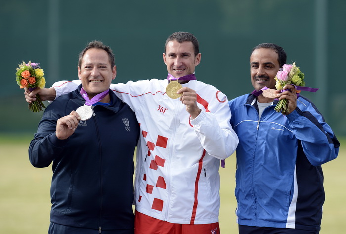 London, 060812.
Hrvatski strijelci Anton Glasnovic i Giovanni Cernogoraz u finalu trapa tijekom Olimpijskih Igara u Londonu.
Na fotografiji: Giovanni Cernogoraz osvojio je zlato.
Foto: Drago Sopta / CROPIX