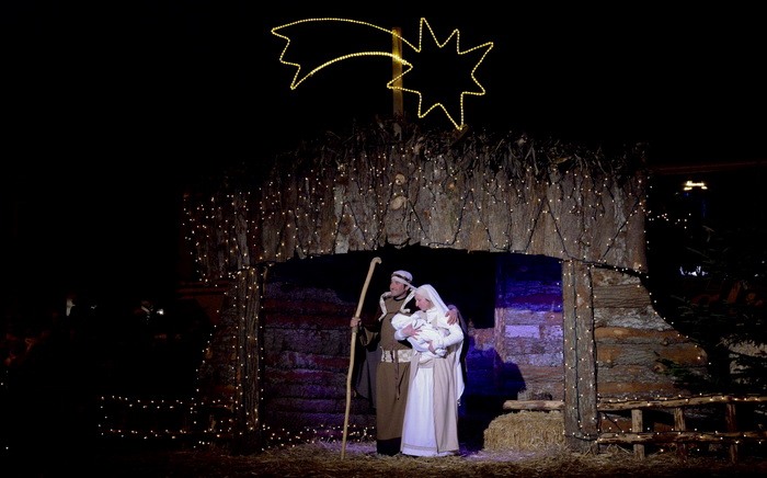 Zagreb, 221212.
Kaptol.
Zajednica Cenacolo vec 13 godina ispred Katedrale na Kaptolu u bozicno vrijeme priredjuje Zive jaslice.
Na fotografiji: detalj sa priredbe.
Foto: Admir Buljubasic / CROPIX Zagreb, 221212.
Kaptol.
Zajednica Cenacolo vec 13 godina ispred Katedrale na Kaptolu u bozicno vrijeme priredjuje Zive jaslice.
Na fotografiji: detalj sa priredbe.
Foto: Admir Buljubasic / CROPIX