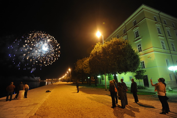 Zadar, 161112.
Kako je i najavljeno, na Narodnom trgu je oko 18h zapocelo organizirano slavlje povodom oslobodjenja generala Gotovine i Markaca. Do dugo u noc na pozornici ce se izmjenjivati brojni zadarski bendovi, klape i pjevaci poput Mladena Grdovica Zadar, 161112.
Kako je i najavljeno, na Narodnom trgu je oko 18h zapocelo organizirano slavlje povodom oslobodjenja generala Gotovine i Markaca. Do dugo u noc na pozornici ce se izmjenjivati brojni zadarski bendovi, klape i pjevaci poput Mladena Grdovica