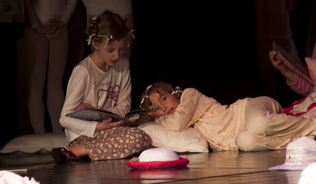 Božićna čestitka plesnog odjela Blagoje Bersa