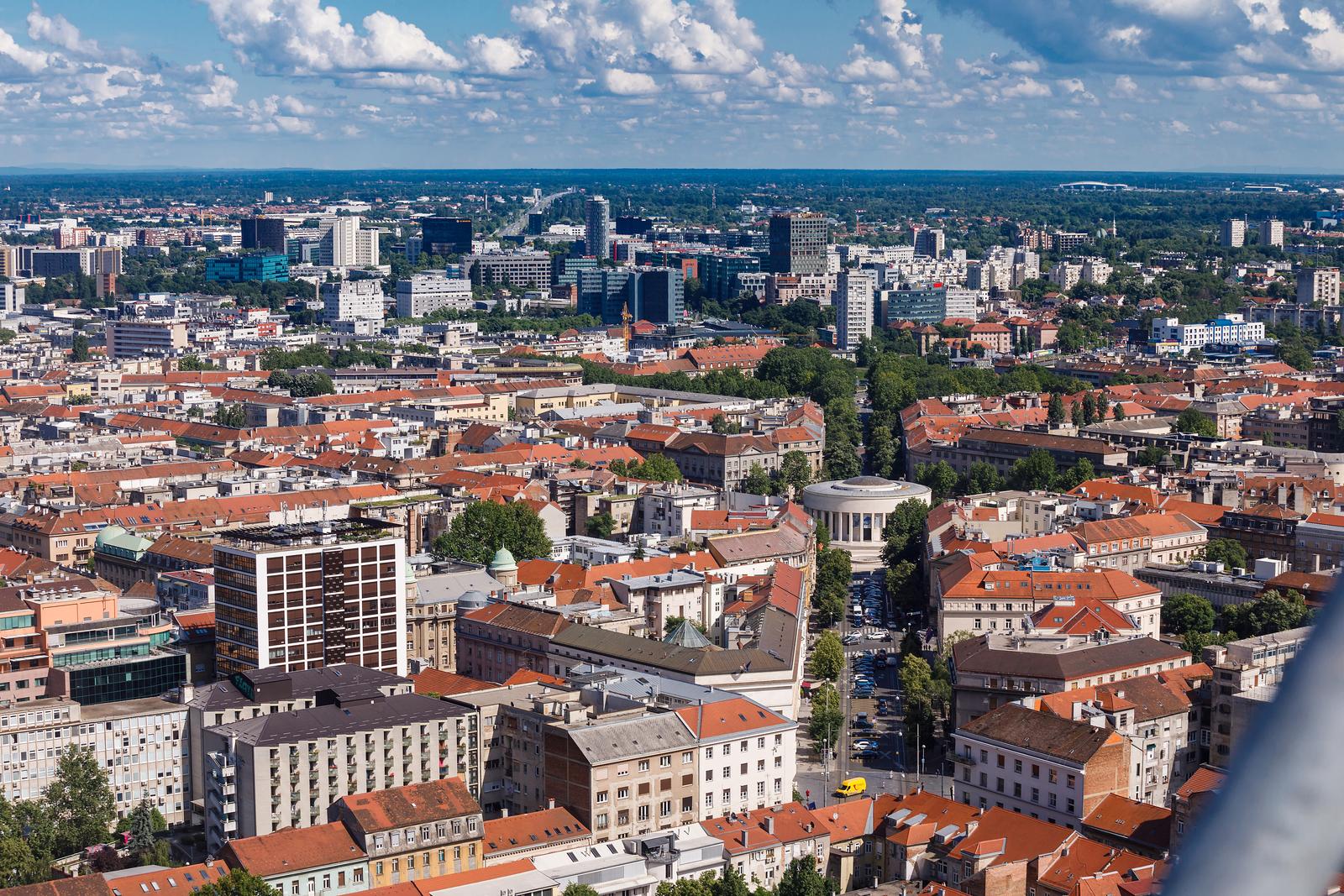 Pogled sa Zagrebačke katedrale na centar grada – Zagreb