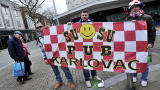 Swansea (Wales), 260313.
Swansea uoci kvalifikacijske utakmice za Svjetsko prvenstvo u Brazilu, 2014. godine, izmedju reprezentacija Walesa i Hrvatske.
Hrvatski navijaci u centru grada, prije vecerasnje nogometne utakmice .
Foto: Boris Kovacev / CROPIX