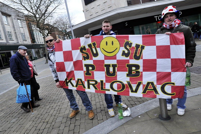 Swansea (Wales), 260313.
Swansea uoci kvalifikacijske utakmice za Svjetsko prvenstvo u Brazilu, 2014. godine, izmedju reprezentacija Walesa i Hrvatske.
Hrvatski navijaci u centru grada, prije vecerasnje nogometne utakmice .
Foto: Boris Kovacev / CROPIX