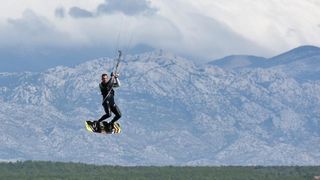Jaka bura pružila je prigodu nekolicini kitesurfera da pokažu svoje umjeće na ninskoj plaži.  Photo: Dino Stanin/PIXSELL