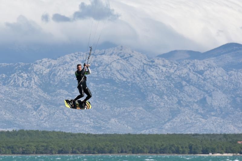 Jaka bura pružila je prigodu nekolicini kitesurfera da pokažu svoje umjeće na ninskoj plaži.  Photo: Dino Stanin/PIXSELL