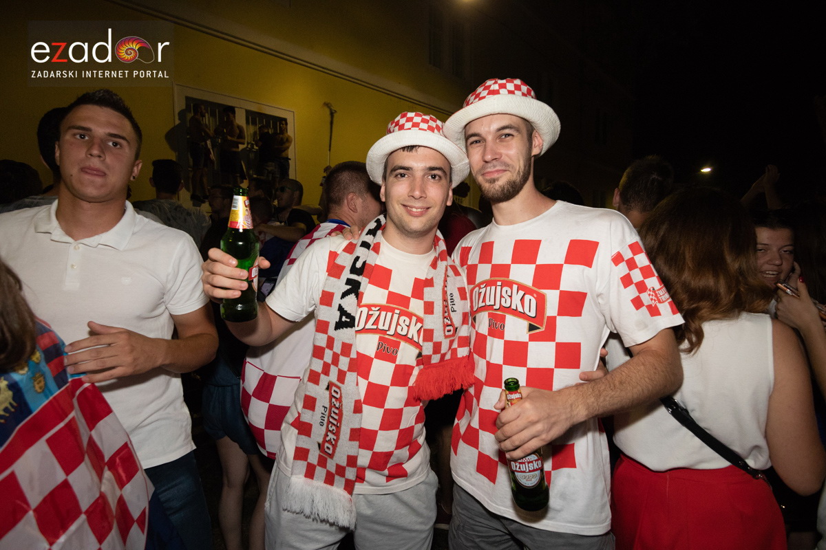 Čudesna noć: Velika fešta ulicama Zadra nakon plasmana Vatrenih u finale SP Čudesna noć: Velika fešta ulicama Zadra nakon plasmana Vatrenih u finale SP