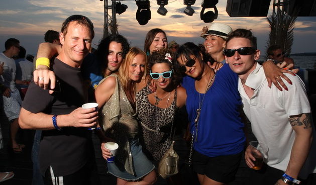 Zadar, 020710.
U sklopu hotela Pinija u Petrcanima  poceo je peti po redu Garden Festival koji ce trajati do 11. srpnja.
Na fotografiji: gosti festivala zabavljaju se na razne nacine.
Foto: Vladimir Ivanov / CROPIX