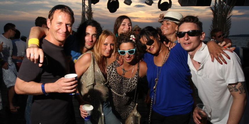 Zadar, 020710.
U sklopu hotela Pinija u Petrcanima  poceo je peti po redu Garden Festival koji ce trajati do 11. srpnja.
Na fotografiji: gosti festivala zabavljaju se na razne nacine.
Foto: Vladimir Ivanov / CROPIX