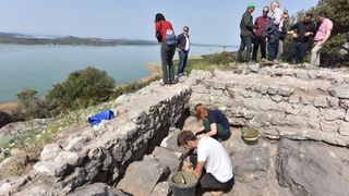 Park prirode Vransko jezero: Predstavljena pronađena utvrda iz 15. stoljeća s naoružanjem na brdu Osridak-Gradina. Foto: Hrvoje Jelavić/PIXSELL Park prirode Vransko jezero: Predstavljena pronađena utvrda iz 15. stoljeća s naoružanjem na brdu Osridak-Gradina. Foto: Hrvoje Jelavić/PIXSELL