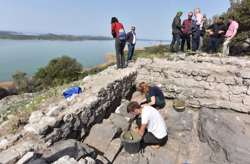 Park prirode Vransko jezero: Predstavljena pronađena utvrda iz 15. stoljeća s naoružanjem na brdu Osridak-Gradina. Foto: Hrvoje Jelavić/PIXSELL Park prirode Vransko jezero: Predstavljena pronađena utvrda iz 15. stoljeća s naoružanjem na brdu Osridak-Gradina. Foto: Hrvoje Jelavić/PIXSELL
