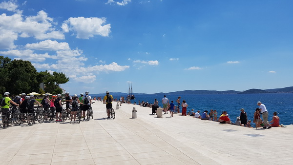 Đir uz more 19. srpnja 2016. – Uvala Draženica, kupalište Jadran, Moprske orgulje i Pozdrav suncu, zadarska riva… Foto: Mladen Malik Đir uz more 19. srpnja 2016. – Uvala Draženica, kupalište Jadran, Moprske orgulje i Pozdrav suncu, zadarska riva… Foto: Mladen Malik