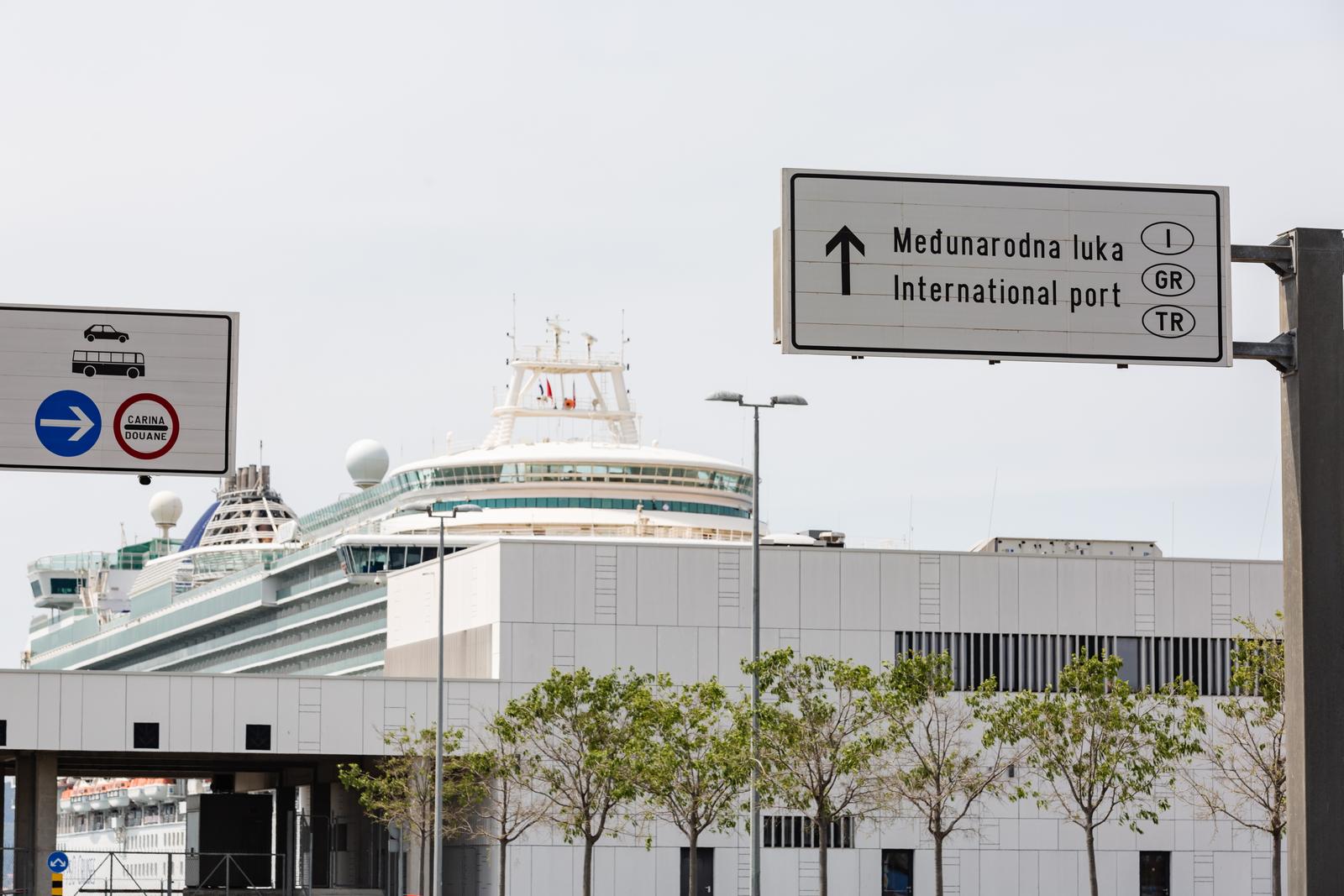 Zadar: Jutros u Gaženicu uplovio kruzer Azura Zadar: Jutros u Gaženicu uplovio kruzer Azura