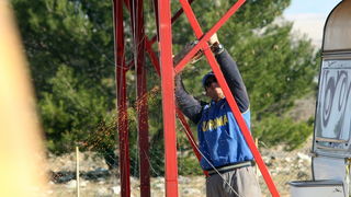 Vir, 190213.
Otok Vir. 
Kao sto je i najavljeno, pocelo je rusenje ilegalnih objekata. Polazisna tocka bagera je otok Vir na kojem je oko 8.000 bespravno izgradjenih objekata. Nesto prije 9 sati prvi je bager stigao na taj otok. Policija asistira na podru