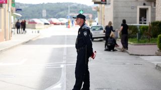 Čišćenje ulice u Šibeniku nakon masovne tuče navijača u Šibeniku Čišćenje ulice u Šibeniku nakon masovne tuče navijača u Šibeniku