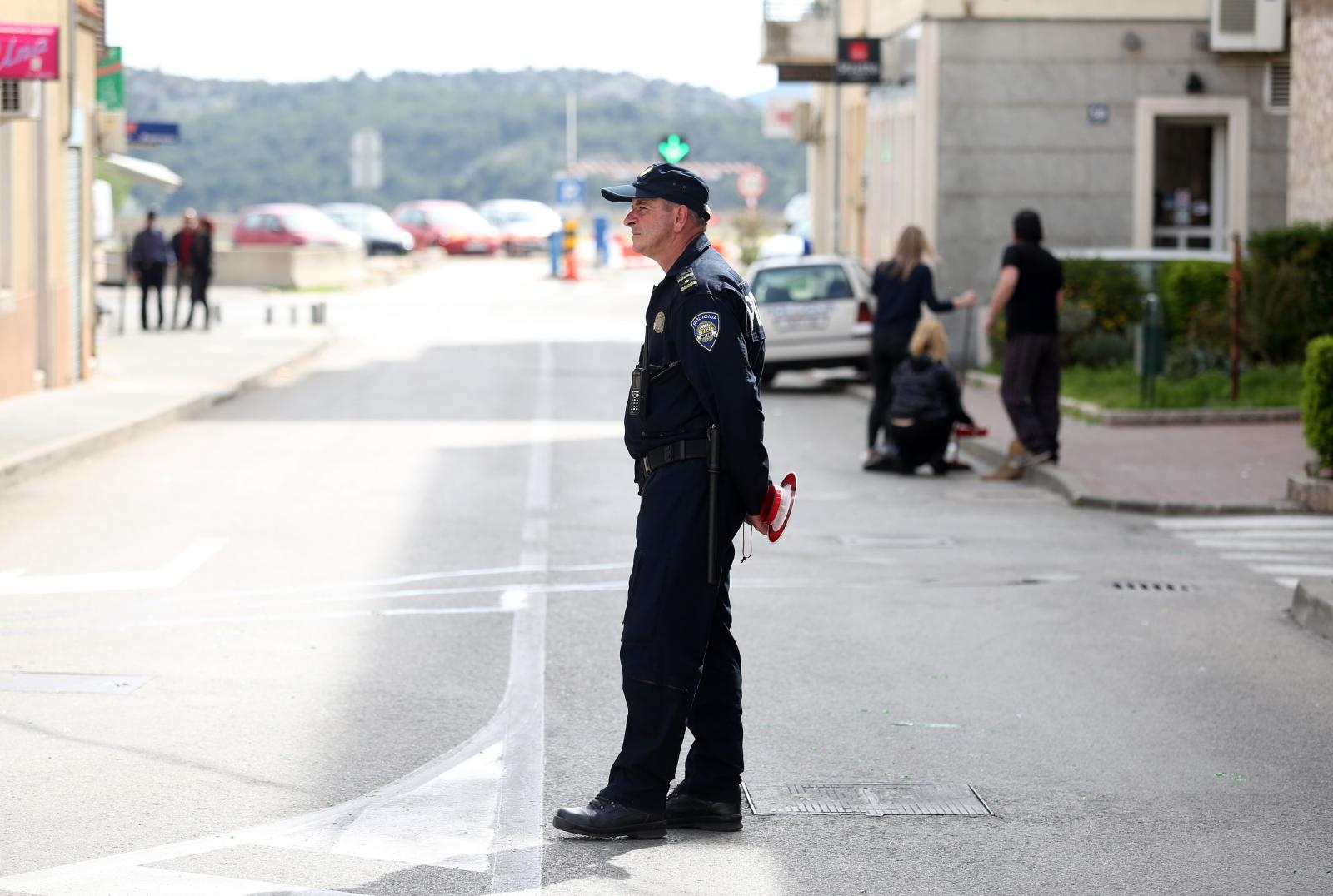 Čišćenje ulice u Šibeniku nakon masovne tuče navijača u Šibeniku Čišćenje ulice u Šibeniku nakon masovne tuče navijača u Šibeniku