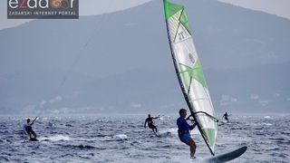 Guštanje surfera u jakom jugu Guštanje surfera u jakom jugu