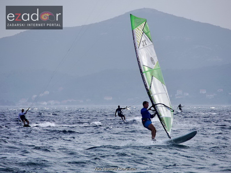 Guštanje surfera u jakom jugu Guštanje surfera u jakom jugu