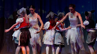 Plesna čestitka Zadarskog plesnog ansambla, Foto: Leo Banić Plesna čestitka Zadarskog plesnog ansambla, Foto: Leo Banić