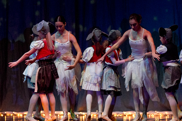 Plesna čestitka Zadarskog plesnog ansambla, Foto: Leo Banić Plesna čestitka Zadarskog plesnog ansambla, Foto: Leo Banić