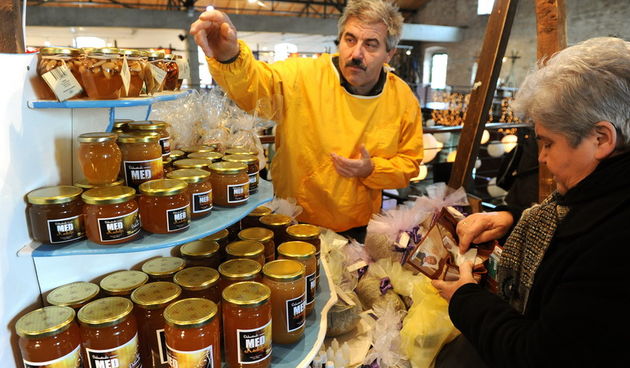 Zadar, 171210 Danas je u Arsenalu otvorena petu godinu za redom izlozba Nasi mali gusti 2010. Nasi mali gusti je izlozba koja ima cilj promovirati kvalitetne i autohtone proizvode zadarskog kraja, sve prisutne su zabaljali Bepo Matesic i klapa kanataduri