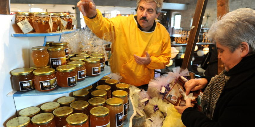 Zadar, 171210 Danas je u Arsenalu otvorena petu godinu za redom izlozba Nasi mali gusti 2010. Nasi mali gusti je izlozba koja ima cilj promovirati kvalitetne i autohtone proizvode zadarskog kraja, sve prisutne su zabaljali Bepo Matesic i klapa kanataduri