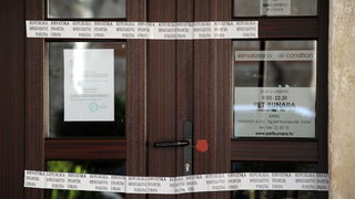 Zadar, 170413.
Zbog manjih financijskih nepravilnosti, popularni restoran Pet bunara koji se nalazi blizu istoimenog trga, odlukom porezne uprave (Ministarstvo financija) je zatvoren na pet dana i kaznjen s novcanom kaznom od 18 000 kn.
Na fotografiji: za Zadar, 170413.
Zbog manjih financijskih nepravilnosti, popularni restoran Pet bunara koji se nalazi blizu istoimenog trga, odlukom porezne uprave (Ministarstvo financija) je zatvoren na pet dana i kaznjen s novcanom kaznom od 18 000 kn.
Na fotografiji: za