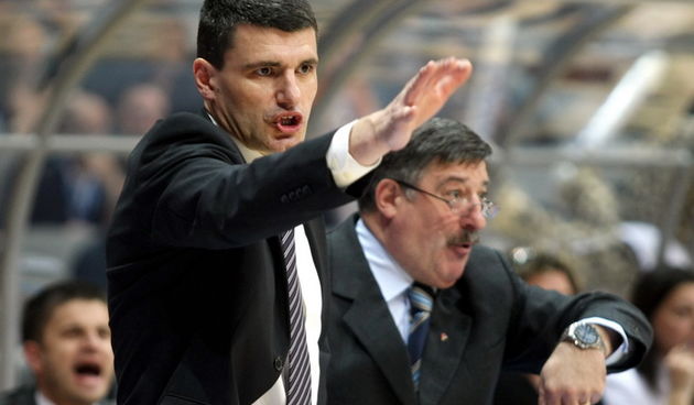 Zadar, 070409. Dvorana Kresimira Cosica na Visnjiku. Kosarkaska utakmica prvenstva Hrvatske izmedju Zadra i Cibone. Na slici: trener Cibone Velimir Perasovic.  Foto: Vladimir Ivanov / CROPIX