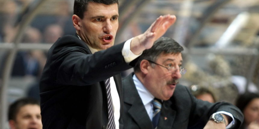 Zadar, 070409. Dvorana Kresimira Cosica na Visnjiku. Kosarkaska utakmica prvenstva Hrvatske izmedju Zadra i Cibone. Na slici: trener Cibone Velimir Perasovic.  Foto: Vladimir Ivanov / CROPIX