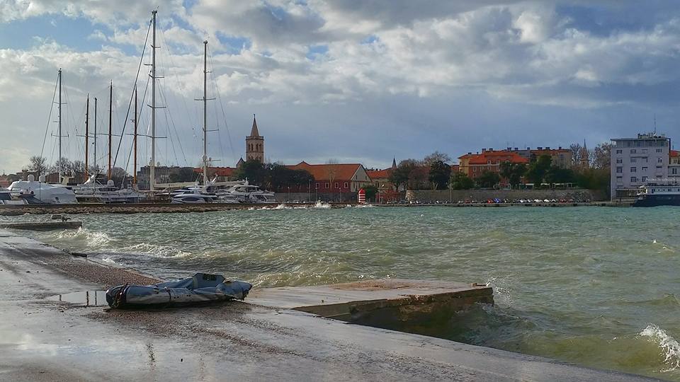 Orkanski Lebić bacao barke po cesti. Foto: Mladen Malik